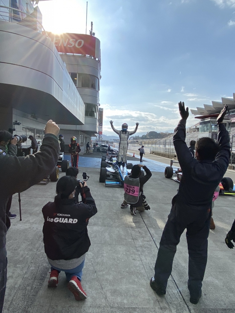 ピットレーンで歓声に応えるハンマー伊澤（フォーミュラドライバー）